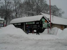 dřevěné boudy na autobus. nádraží - Elektro Doubek (r.2000)