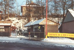 dřevěné boudy na autobus. nádraží - sdružení Frýba-Doubek (r.1995)