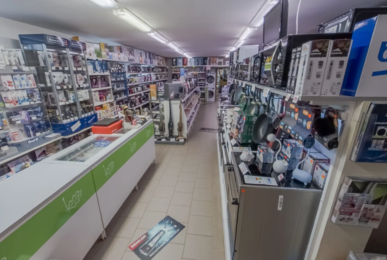 Prodejna elektry v přízemí – baterie, varné konvice, sporáky, mikrovlnky