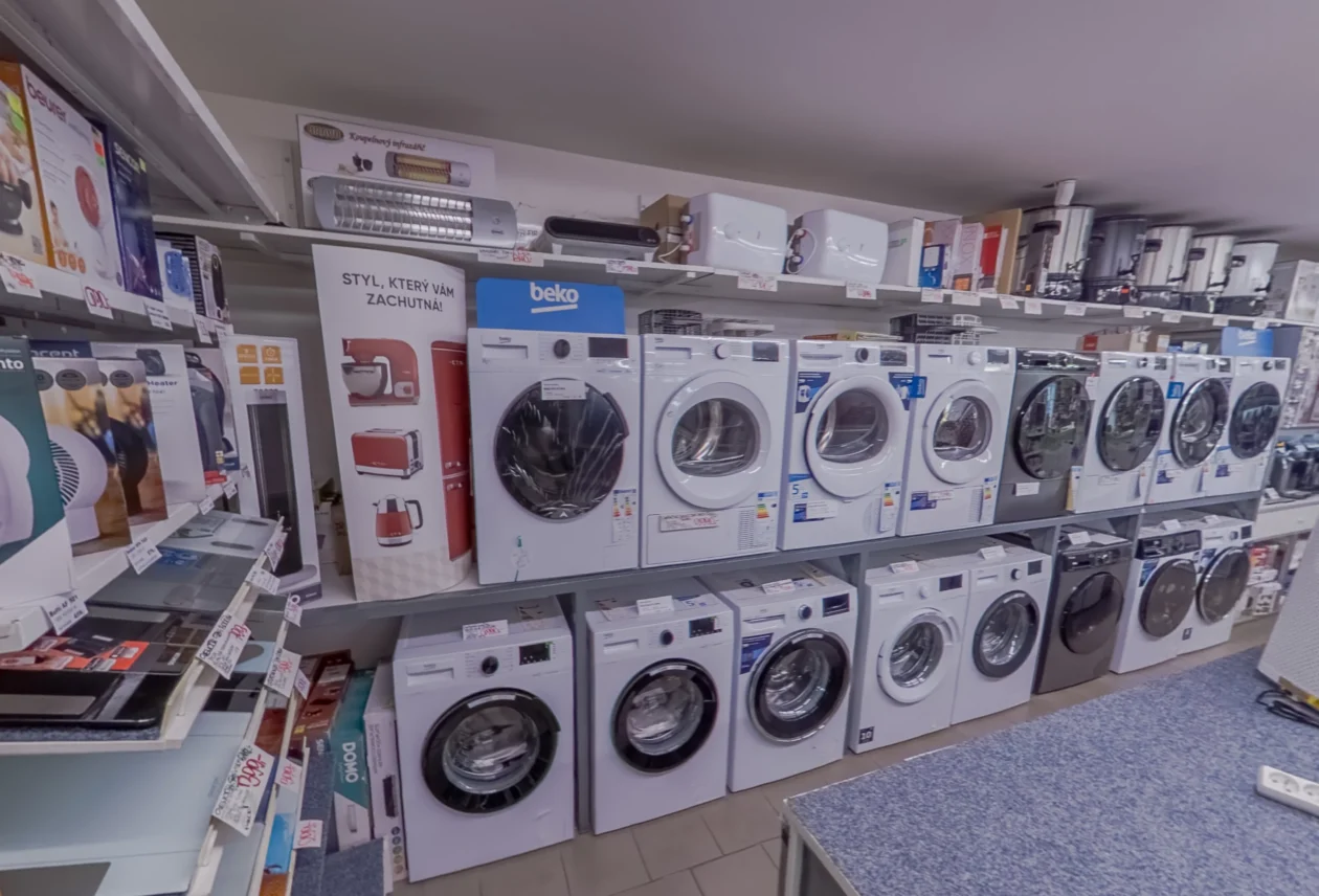 Prodejna elektry v přízemí – pračky, ventilátory, výčepní zařízení