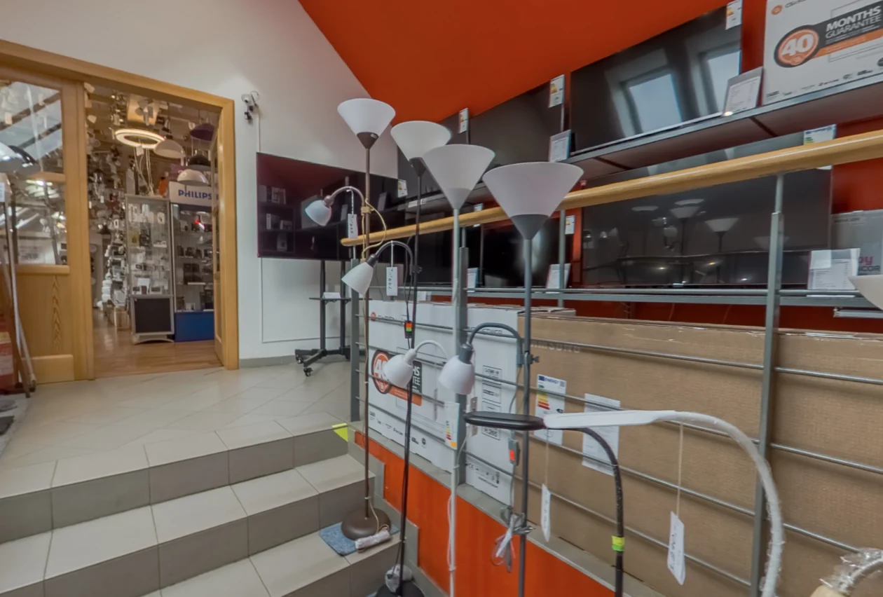 Prodejna elektry v prvním patře - stojací lampy, televizory tzv. chytré i obyčejné (monitory)