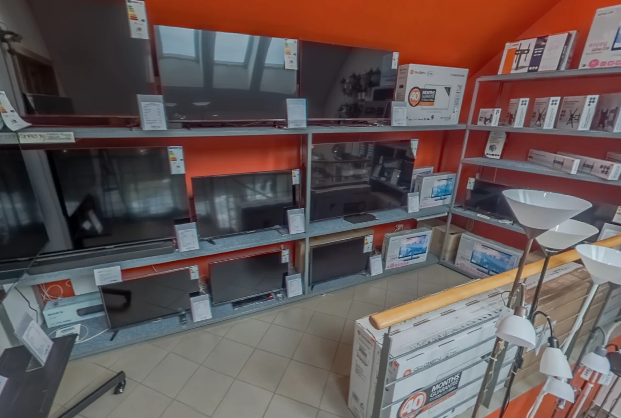 Prodejna elektry v prvním patře – televizory s různou úhlopříčkou, držáky TV na zeď, ozvučení obýváku