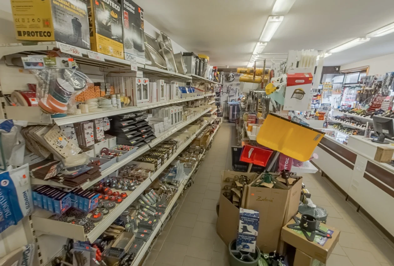 Prodejna železářství – čerpadla, brusné kartáče, zámky, dřezy, koše, spojovací materiál, vodní baterie